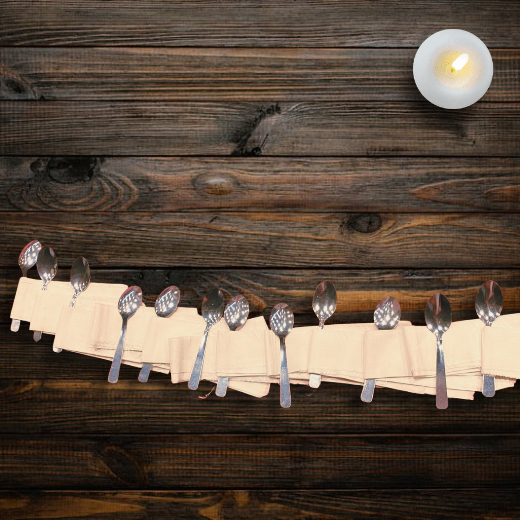 "Méthode de voyance exclusive des 12 cuillères par Zafer Unluturk" 12 cuillères disposées symétriquement entourées chacune d'un linge crème, posées sur une table en bois foncé et une bougie allumée.